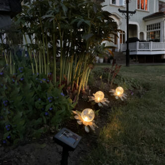 Solcellsdekoration - näckrosor - tre blommor