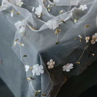 Skir bordslöpare med blommor